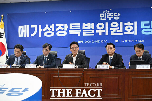 모두발언하는 김 대표(가운데).