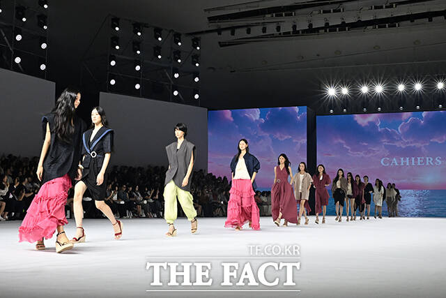 2027 S/S 서울패션위크 까이에 쇼가 4일 오후 서울 중구 동대문디자인플라자(DDP)에서 열린 가운데 모델들이 런웨이를 펼치고 있다. /김성렬 기자