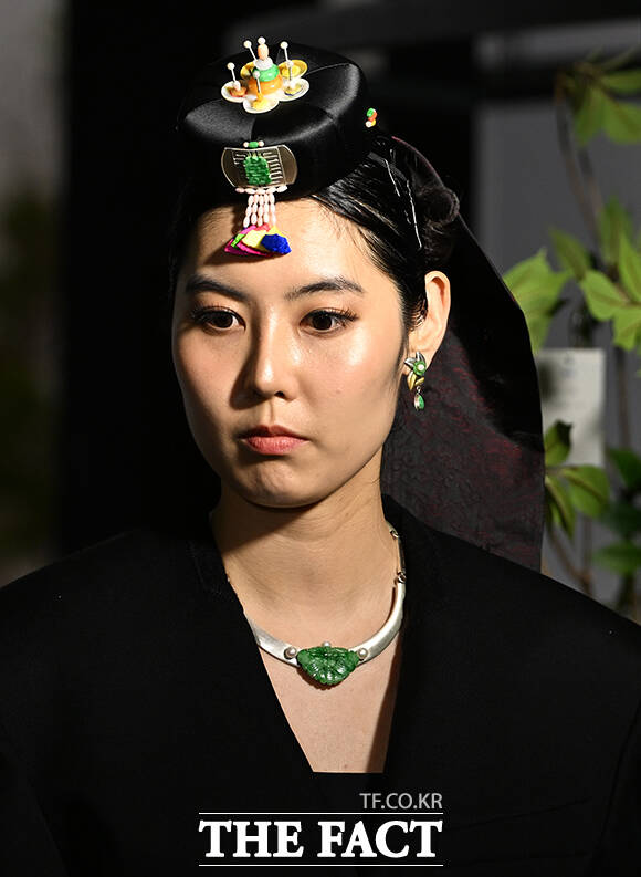 '2026 서울 주얼리 위크' 주얼리 런웨이가 4일 오후 서울 중구 동대문디자인플라자(DDP)에서 열린 가운데 모델이 주얼리를 착용하고 런웨이를 걷고 있다. /박상민 기자