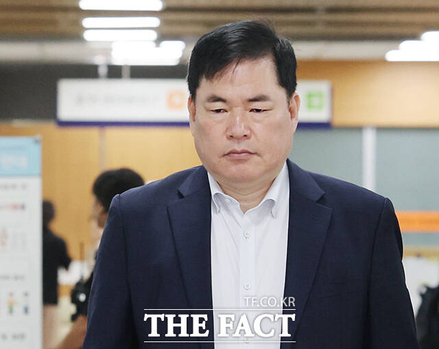 유동규 전 성남도시개발공사 기획본부장(왼쪽)과 남욱 변호사가 4일 서울 서초구 서울고등법원에서 열린 '특정범죄가중처벌등에관한법률위반(뇌물) 등 혐의' 항소심 공판에 출석하고 있다. /남윤호 기자
