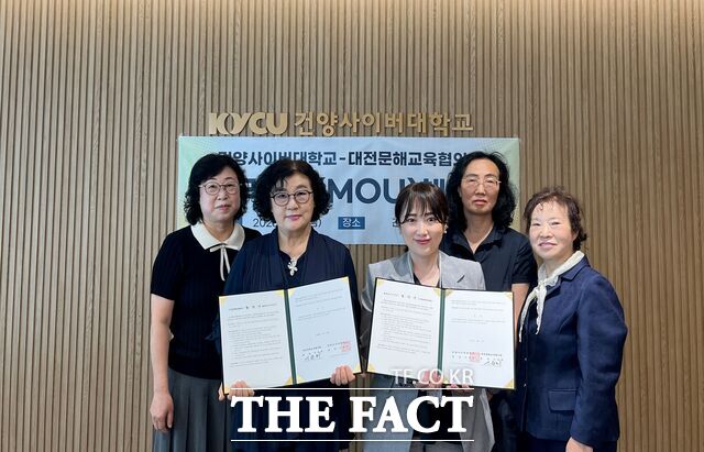 4일 건양사이버대학교가 대전문해교육협의회와 업무협정을 체결하고 있다. 왼쪽부터 최영아 성은야학 교감, 이춘희 대전문해교육협의회 회장, 배나래 건양사이버대 사회복지학과장, 백명진 대전문해교육협회 부회장, 송경숙 한글문해희망학교 교장. /건양사이버대