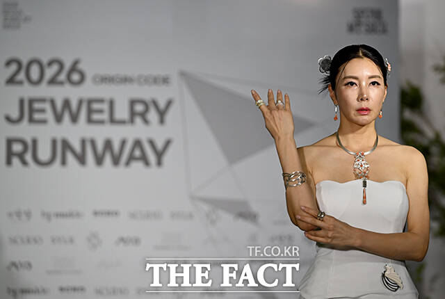 '2026 서울 주얼리 위크' 주얼리 런웨이가 4일 오후 서울 중구 동대문디자인플라자(DDP)에서 열린 가운데 모델이 주얼리를 착용하고 런웨이를 걷고 있다. /박상민 기자