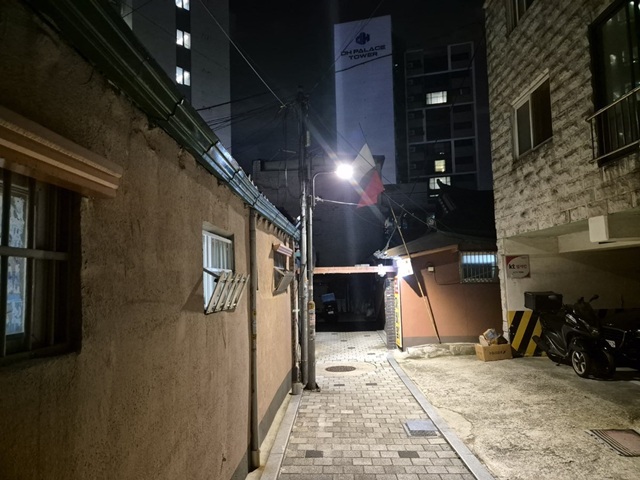 서울 종로구는 야간 보행 안전을 높이기 위해 혜화동 등 관내 60여 곳에 스마트 보안등을 설치한다고 4일 밝혔다. /종로구