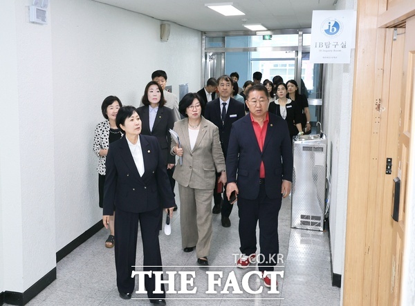 대전시의회 교육위원회는 4일 대전성천초등학교와 대전대성고등학교, 학하초등학교 신축 현장을 차례로 방문해 주요 교육 현안을 살폈다. 사진은 대성고등학교 IB탐구실 방문 모습. /선치영 기자