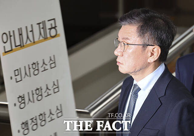 독점규제및공정거래법 위반 혐의를 받는 정몽규 HDC 회장이 4일 서울 서초구 서울중앙지방법원에서 열린 첫 공판에 출석하고 있다. /남윤호 기자