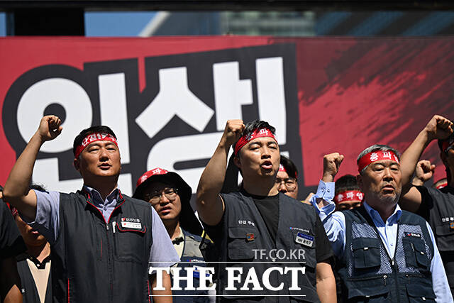 한 집회 참가자가 구호를 외치고 있다.