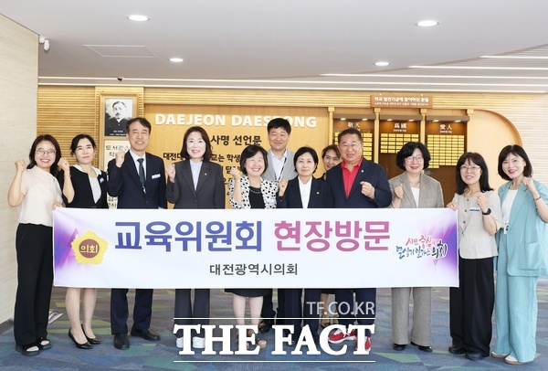 대전시의회 교육위원회가 4일 대전성천초등학교와 대전대성고등학교, 학하초등학교 신축 현장을 차례로 방문해 주요 교육 현안을 살폈다. 사진은 대성고등학교 방문 모습. /선치영 기자