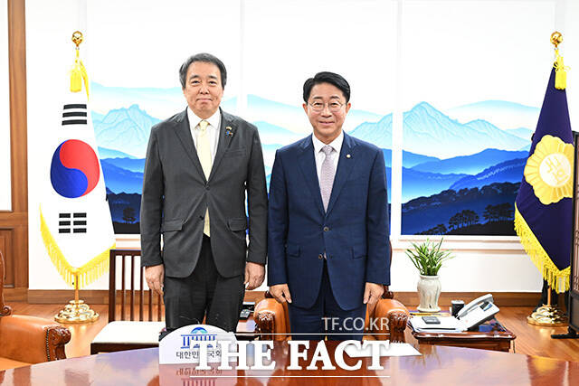 미즈시마 고이치 주한일본대사 만나 대화 나누는 조정식 국회의장(오른쪽).