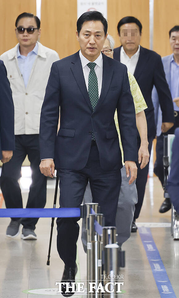 오세훈 서울시장이 4일 서울 서초구 서울고등법원에서 열린 여론조사비 대납 의혹 관련 항소심 3차 공판에 출석하고 있다. /남윤호 기자