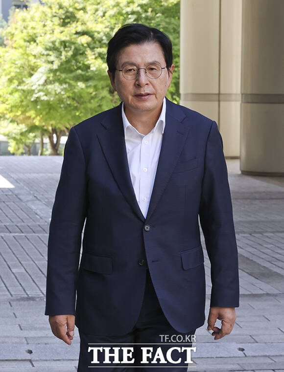 황교안 자유와혁신 대표가 4일 서울 서초구 서울중앙지방법원에서 열린 내란선동 혐의 공판에 출석하고 있다. /남윤호 기자