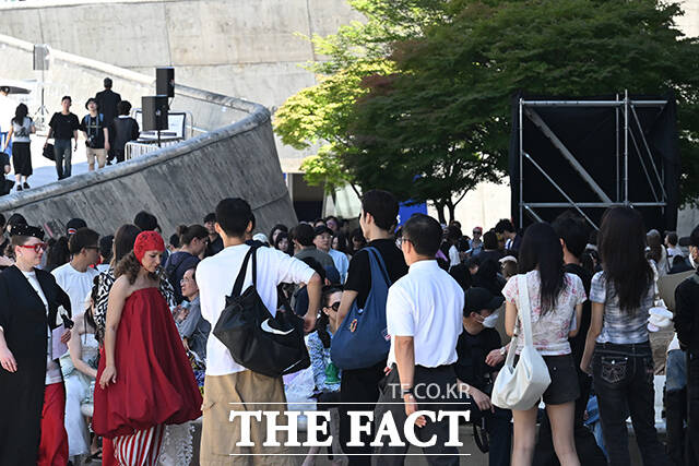 2027 S/S 서울패션위크가 열리고 있는 4일 오후 서울 중구 동대문디자인플라자(DDP)에서 한 외국인 모델이 포즈를 취하고 있다. /김성렬 기자