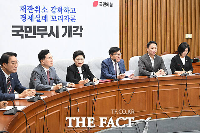 원내대책회의에서 발언하는 정 원내대표(가운데).