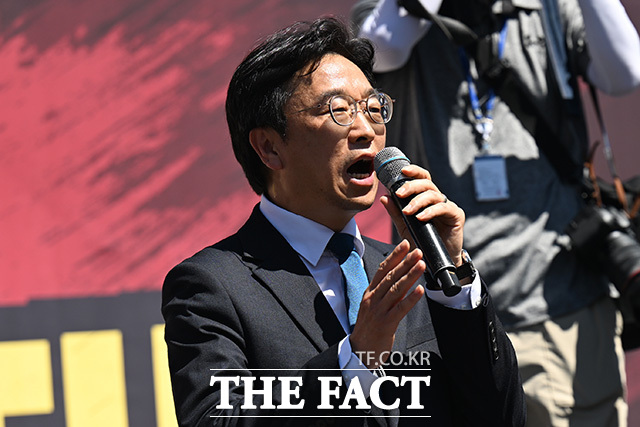 이용우 더불어민주당 의원이 집회에 참석해 발언하고 있다.