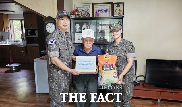 육군 제1789부대 2대대 장병들이 6·25 참전유공자 가정을 방문해 위문품을 전달했다. /당진시