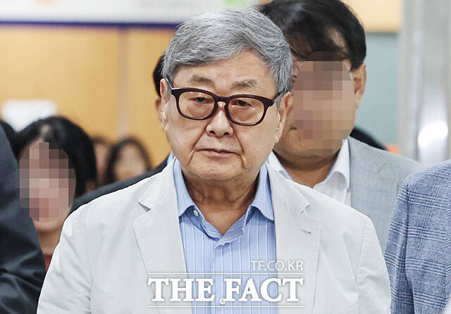 김준기 DB그룹 창업회장이 4일 서울 서초구 서울중앙지방법원에서 열린 '독점규제및공정거래에관한법률위반 혐의' 1차 공판에 출석하고 있다. /남윤호 기자