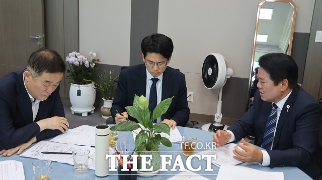 최대호 안양시장과 강득구 의원, 김태병 국토교통부 철도국장이 4일 국회에서 제5차 국가철도망 구축계획 등 국가 계획 반영을 위한 면담을 진행하고 있다. /안양시