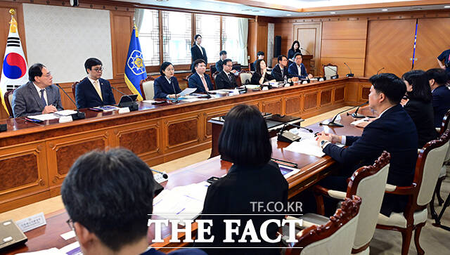 한성숙 국무총리(가운데)가 4일 오후 서울 종로구 정부서울청사에서 열린 국가스포츠정책위원회 회의에 참석해 모두발언을 하고 있다. /임영무 기자