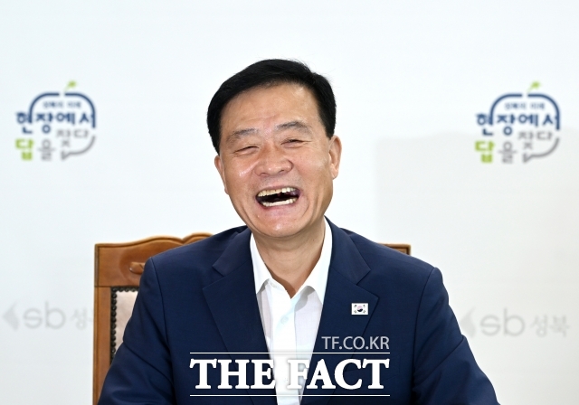 서울시구청장협의회장인 이승로 성북구청장이 3일 서울 성북구청 집무실에서 <더팩트>와 인터뷰하고 있다. /이새롬 기자