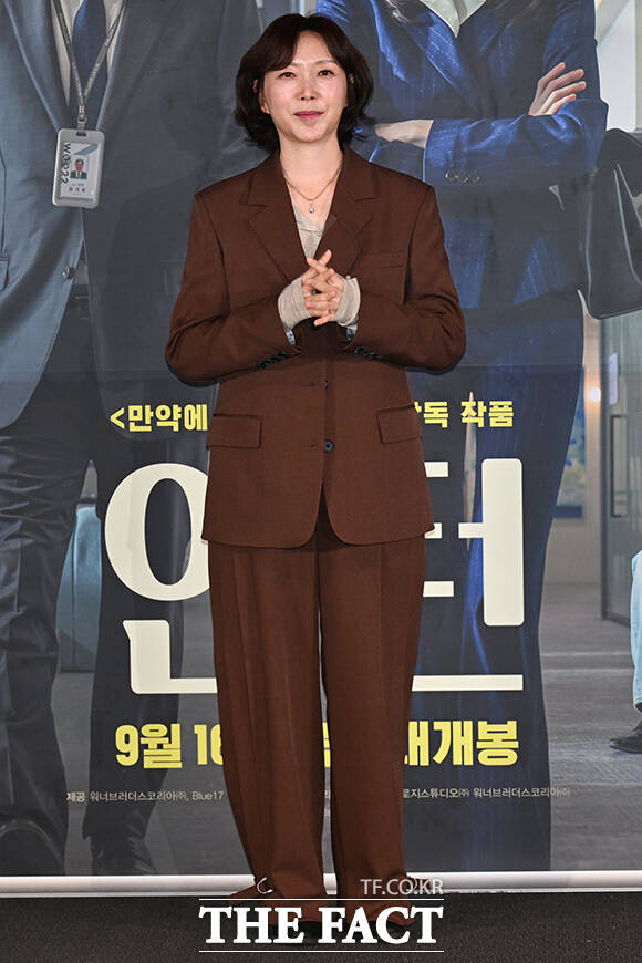 최민식과 한소희, 김도영 감독, 배우 김준한, 류혜영(왼쪽부터)이 포즈를 취하고 있다.