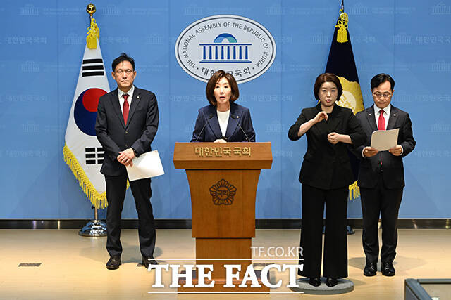 [더팩트ㅣ국회=남용희 기자] 나경원 국민의힘 의원이 4일 오전 서울 여의도 국회 소통관에서 기자회견을 열고 발언을 하고 있다.