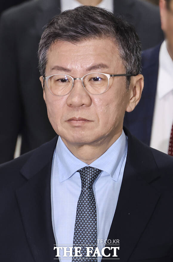 독점규제및공정거래법 위반 혐의를 받는 정몽규 HDC 회장이 4일 서울 서초구 서울중앙지방법원에서 열린 첫 공판에 출석하고 있다. /남윤호 기자