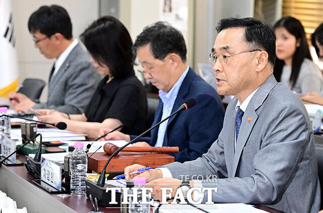 차정인 국가교육위원장(가운데)이 4일 오후 서울 종로구 정부서울청사에서 열린 제9차 회의에 참석해 모두발언을 하고 있다. /임영무 기자