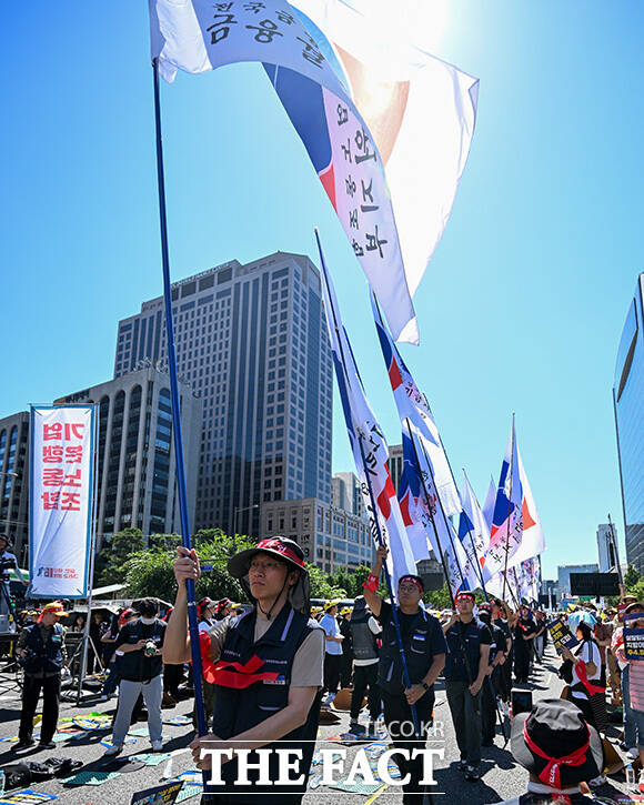 한 집회 참가자가 구호를 외치고 있다.