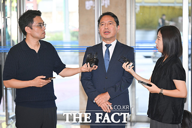 지귀연 부장판사의 술자리 의혹을 비판해 온 더불어민주당이 김승원 법무부 장관 후보자의 술자리 논란으로 '내로남불' 지적을 받고 있다. 사진은 김 후보자가 지난 3일 오전 서울 종로구 현대적선빌딩에 마련된 후보자 인사청문회 준비 사무실로 출근하며 소감을 밝히고 있는 모습./송호영 기자
