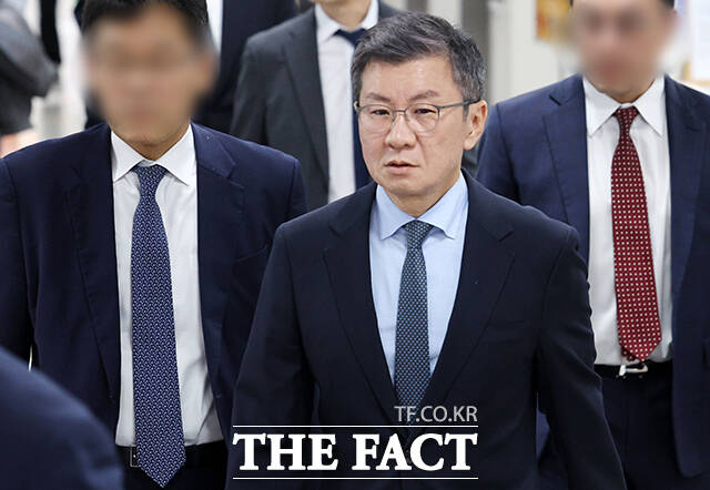 독점규제및공정거래법 위반 혐의를 받는 정몽규 HDC 회장이 4일 서울 서초구 서울중앙지방법원에서 열린 첫 공판에 출석하고 있다. /남윤호 기자