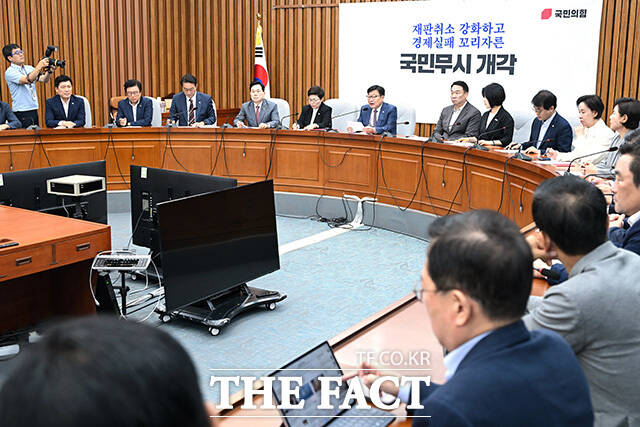 원내대책회의에서 발언하는 정 원내대표(가운데).