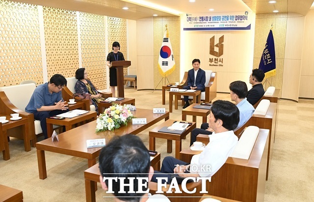 조용익 부천시장이 지난 3일 시청에서 '전통시장 내 생활문화 공연을 위한 업무협약' 관계자들과 담소를 나누고 있다. /부천시