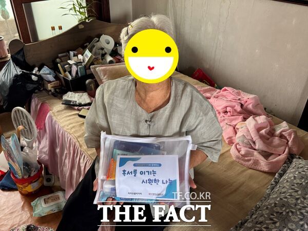 대덕구노인종합복지관 제2분관 북부노인복지관이 4일 카카오같이가치 온라인 모금함을 통해 모인 성금으로 대덕구 내 취약계층 독거어르신들에게 여름이불과 여름용품 키트를 전달했다. /대덕구노인종합복지관