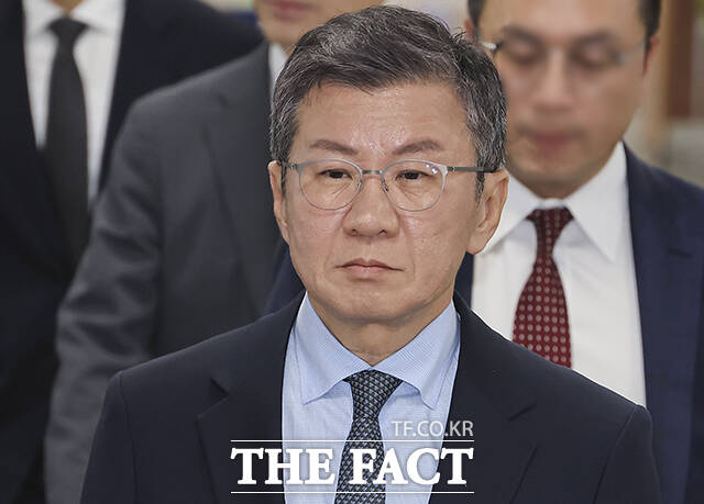 독점규제및공정거래법 위반 혐의를 받는 정몽규 HDC 회장이 4일 서울 서초구 서울중앙지방법원에서 열린 첫 공판에 출석하고 있다. /남윤호 기자