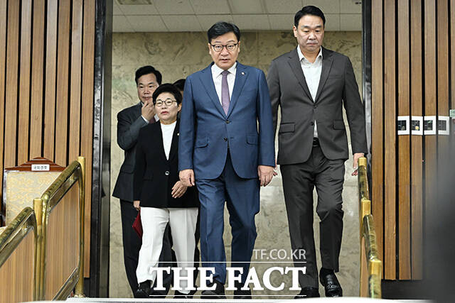 원내대책회의에서 발언하는 정 원내대표(가운데).