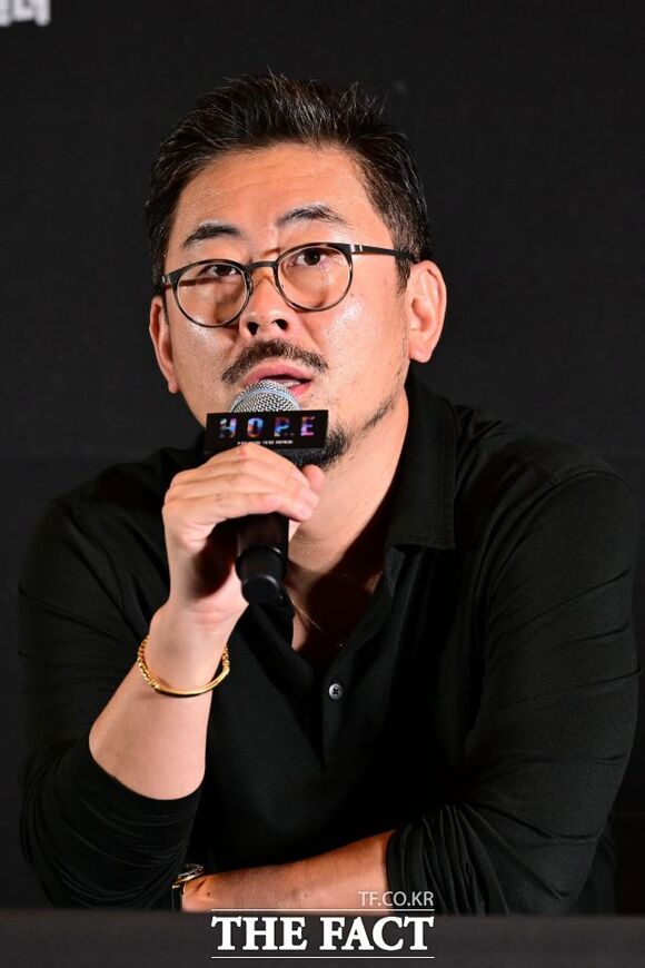 나홍진 감독이 세계적인 영향력을 입증받았다. 사진은 지난 7월 영화 '호프'의 언론시사 및 기자간담회에 참석한 모습. /남윤호 기자