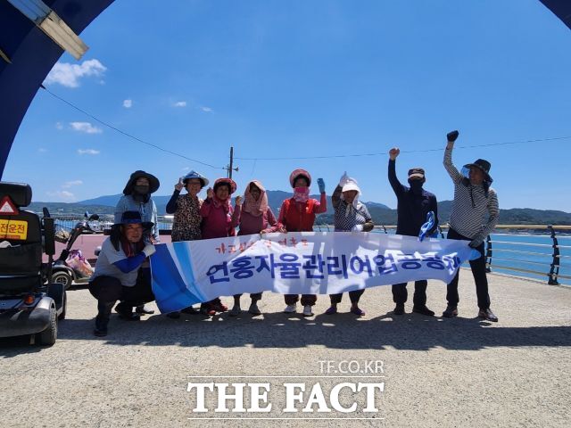 고흥군 금산면 연홍자율관리어업공동체가 해수부 '2026년 자율관리어업 우수공동체 평가'에서 장려 공동체로 선정, 주민들이 기뻐하고 있다. /고흥군