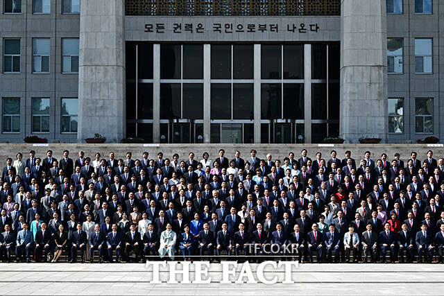 22대 국회의원들이 후반기 정기국회 개원을 맞아 단체사진을 촬영했다. 사진은 3일 오후 서울 여의도 국회 본관 앞에서 조정식 국회의장을 비롯한 국회의원들이 기념촬영을 하고 있는 모습. /배정한 기자