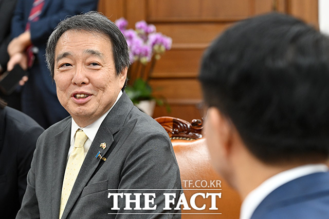 미즈시마 고이치 주한일본대사 만나 대화 나누는 조정식 국회의장(오른쪽).