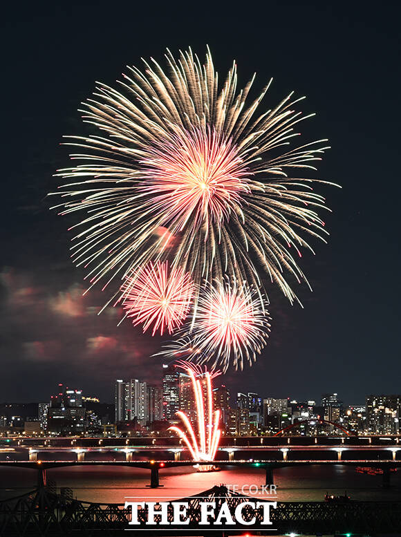 '2026 서울세계불꽃축제' 전야제가 4일 오후 서울 여의도 한강공원에서 열린 가운데 불꽃이 서울 밤하늘을 수놓고 있다. /박헌우 기자