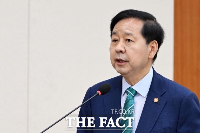 4일 정부와 금융당국은 구윤철 경제부총리 겸 재정경제부 장관 주재로 F4회의를 열고 코스피와 코스닥 상장사의 상장폐지 시가총액 기준 추가 상향을 6개월 유예한다고 밝혔다. /남용희 기자