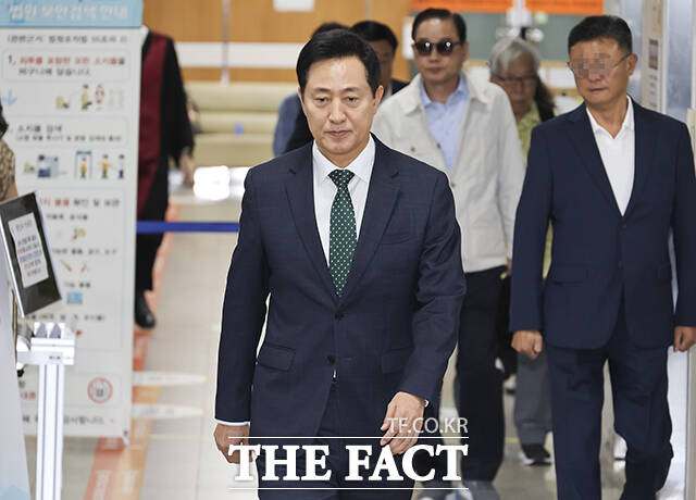 오세훈 서울시장이 4일 서울 서초구 서울고등법원에서 열린 여론조사비 대납 의혹 관련 항소심 3차 공판에 출석하고 있다. /남윤호 기자