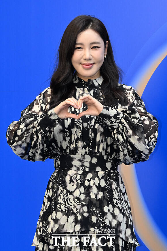 가수 송가인이 4일 오후 서울 중구 동대문디자인플라자(DDP) 에서 열린 2027 S/S 서울패션위크 까이에 포토월에 참석해 포즈를 취하고 있다. /김성렬 기자