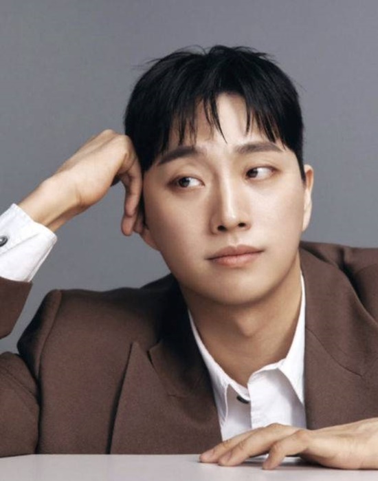 박위는 KTX에서 하차하던 과정에서 발생한 낙상 사고 CCTV 공개를 놓고, 당시 도움을 주던 사회복무요원까지 의도치 않게 논란의 대상이 될 수 있었다는 비판이 나왔다. /박위 SNS