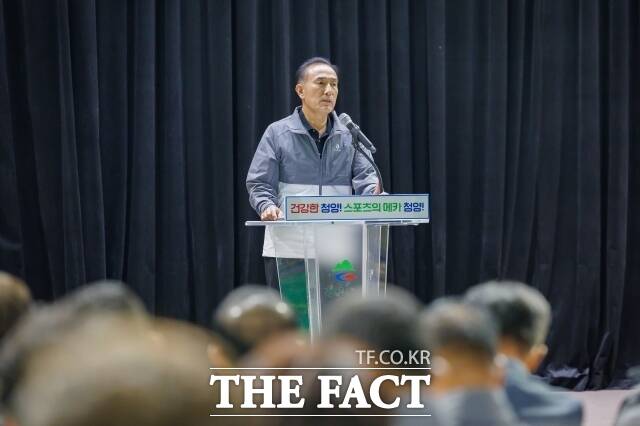 김홍열 청양군수가 3일 오후 청양군 다목적체육관에서 열린 선수단 결단식에서 인사말을 하고 있다. /청양군