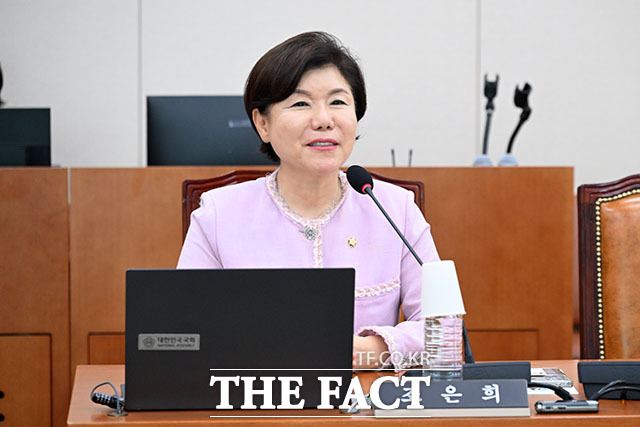 국회 문화체육관광위원회 야당 간사인 조은희 국민의힘 의원이 4일 정부의 청년문화예술패스 예산을 22배 늘리는 증액안을 원전 재검토하라고 촉구했다. 사진은 조 의원이 지난 7월 24일 오전 서울 여의도 국회에서 열린 문화체육관광위원회 전체회의에서 인사말을 하고 있는 모습. /서예원 기자