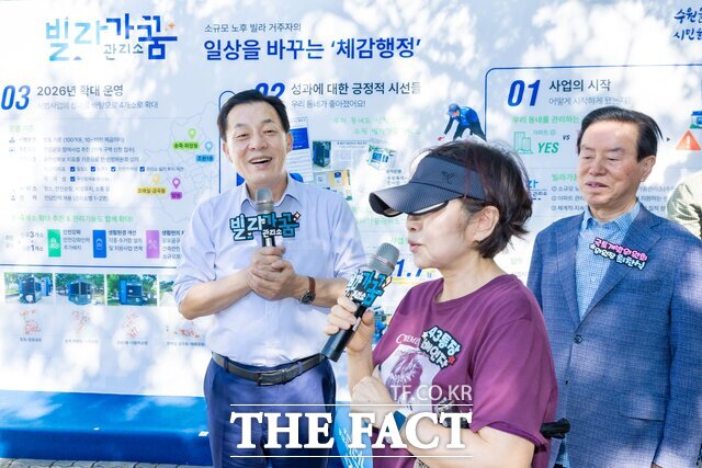 3일 수원 권선구 탑동 소재 빌라가꿈관리소에서 이재준 시장이 운영 성과를 점검하고 현장 주민들로부터 의견을 청취하고 있다. /수원시