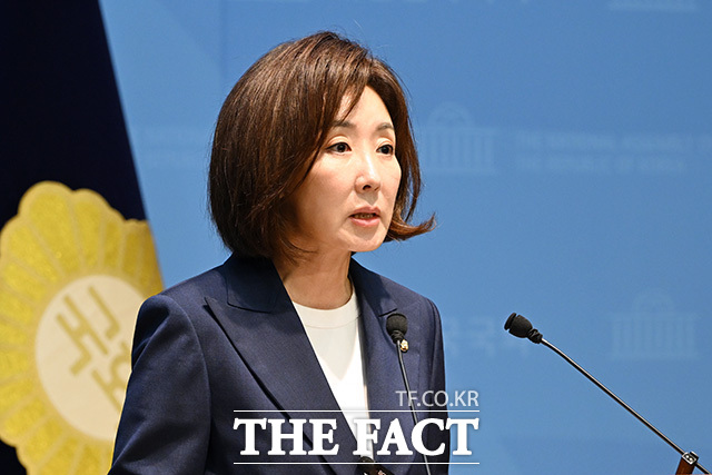 [더팩트ㅣ국회=남용희 기자] 나경원 국민의힘 의원이 4일 오전 서울 여의도 국회 소통관에서 기자회견을 열고 발언을 하고 있다.