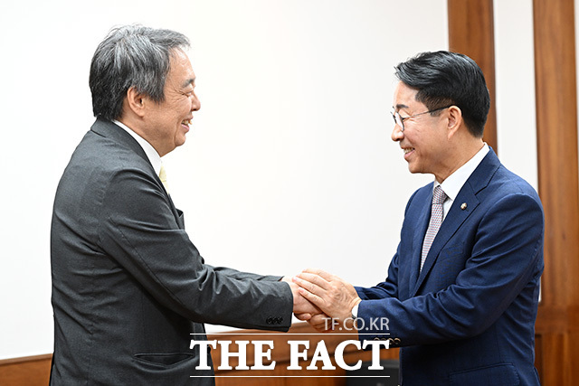 미즈시마 고이치 주한일본대사 만나 대화 나누는 조정식 국회의장(오른쪽).
