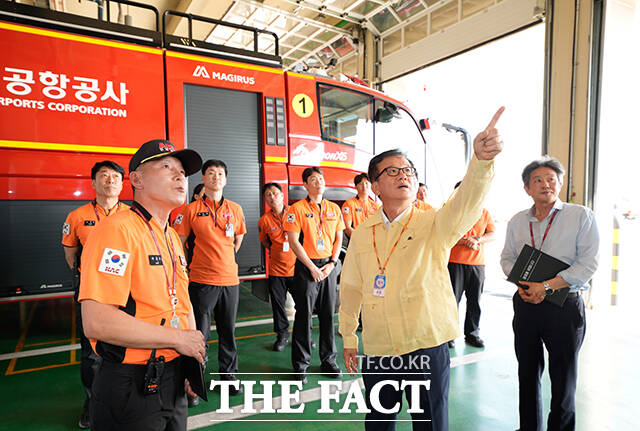 김원준 한국공항공사 사장(오른쪽 두 번째)이 3일 서울 강서구 김포국제공항 소방대를 방문해 소방차량 등 시설점검을 하고 있다. /한국공항공사
