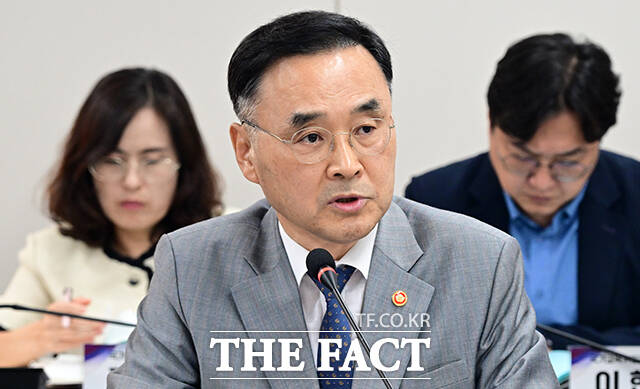 차정인 국가교육위원장(가운데)이 4일 오후 서울 종로구 정부서울청사에서 열린 제9차 회의에 참석해 모두발언을 하고 있다. /임영무 기자
